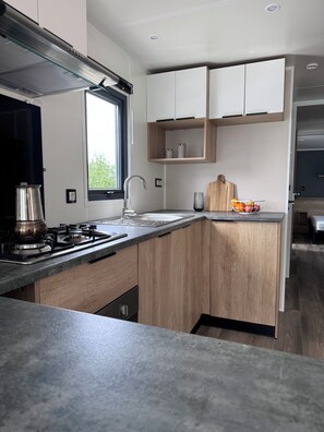 Microondas, placa de cocina, lavavajillas