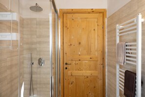 Shower, hair dryer, towels - Double Room '1' with Shared Pool, Wi-Fi, and Air Conditioning (Cavaion Veronese)