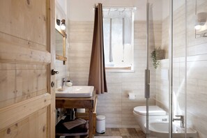 Shower, hair dryer, towels - Double Room '1' with Shared Pool, Wi-Fi, and Air Conditioning (Cavaion Veronese)