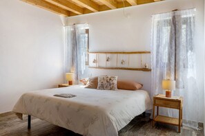 WiFi, bed sheets - Double Room '1' with Shared Pool, Wi-Fi, and Air Conditioning (Cavaion Veronese)
