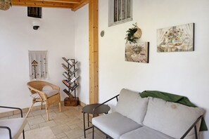 TV - Double Room '1' with Shared Pool, Wi-Fi, and Air Conditioning (Cavaion Veronese)
