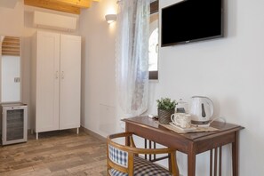 Interior - Double Room '2' with Shared Pool, Wi-Fi, and Air Conditioning (Cavaion Veronese)