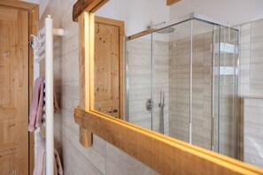 Shower, hair dryer, towels - Double Room '2' with Shared Pool, Wi-Fi, and Air Conditioning (Cavaion Veronese)