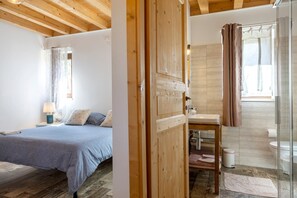 WiFi, bed sheets - Double Room '2' with Shared Pool, Wi-Fi, and Air Conditioning (Cavaion Veronese)