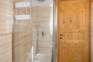 Douche, sèche-cheveux, serviettes fournies
