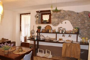 Dining - Double Room '4' with Shared Pool, Wi-Fi and Air Conditioning (Cavaion Veronese)