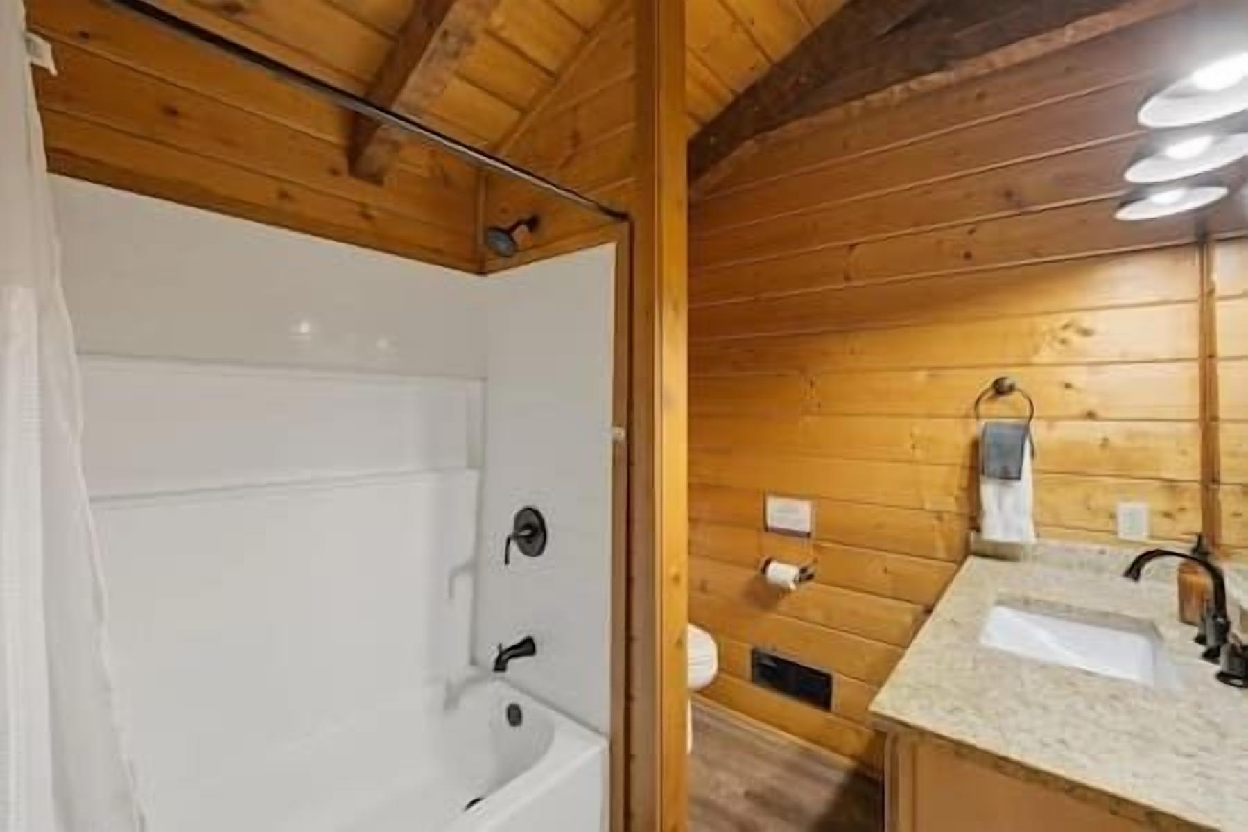 Chuveiro, toalhas de banho