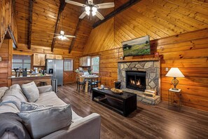 Smart TV, books - 2 King Suites | Hot Tub | Fire Pit | Quiet (Pigeon Forge)