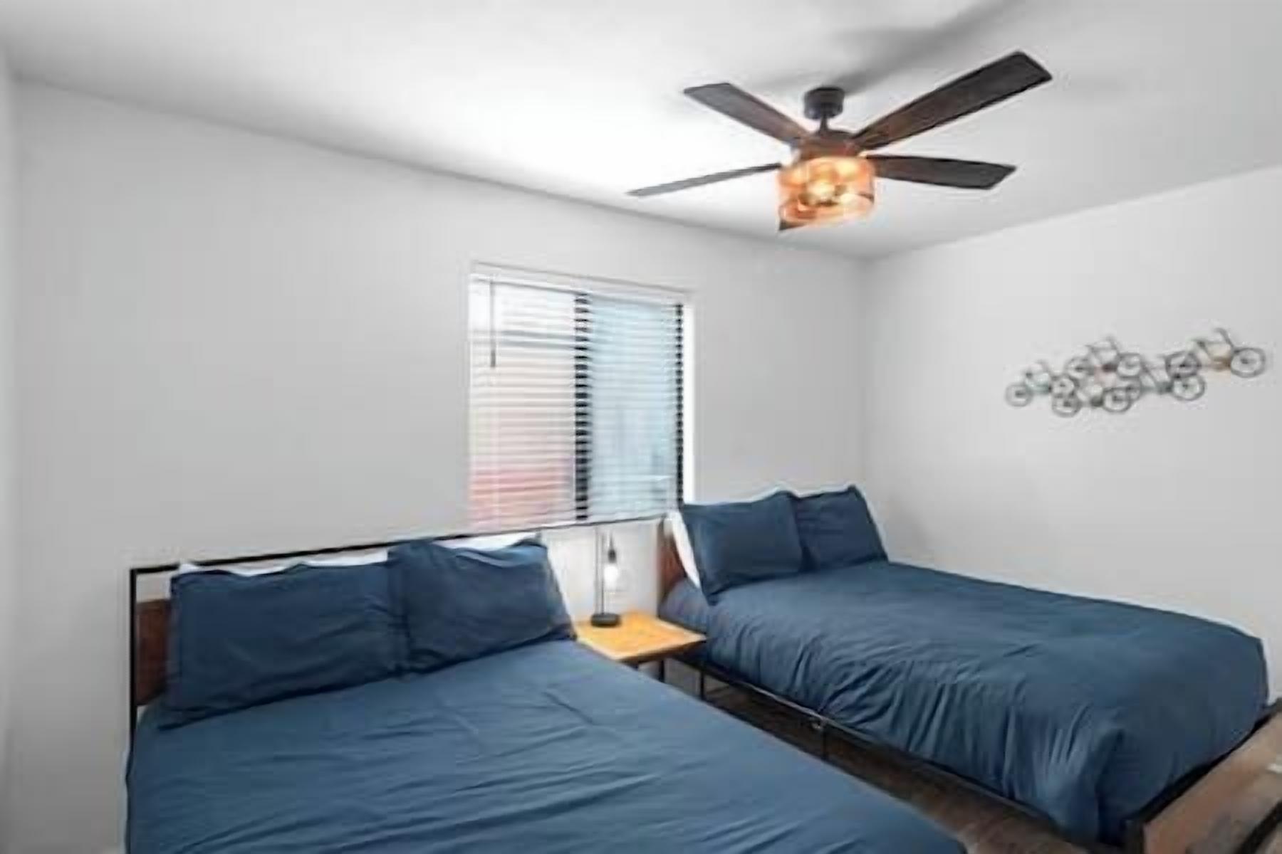 Een bureau, een strijkplank/strijkijzer, reisbedje, gratis wifi