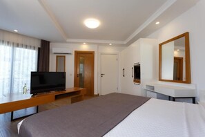 客房内保险箱、办公桌、笔记本电脑工作区、熨斗/熨板