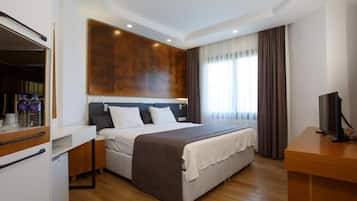 Zimmersafe, Schreibtisch, laptopgeeigneter Arbeitsplatz