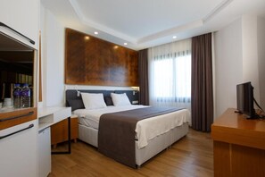 In-room safe, desk, laptop workspace, iron/ironing board - KIVANÇ SUİTE HOTEL (Muğla)