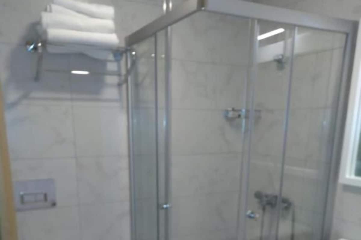 Quarto casal luxo, sacada, vista para o jardim | Banheiro | Chuveiro, produtos de toalete grátis, secador de cabelo, chinelos