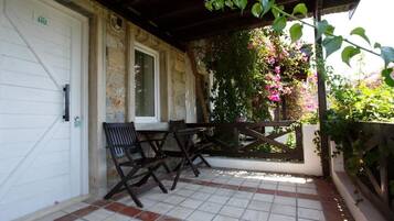 Deluxe-Doppelzimmer, Balkon, Gartenblick | Terrasse/Patio