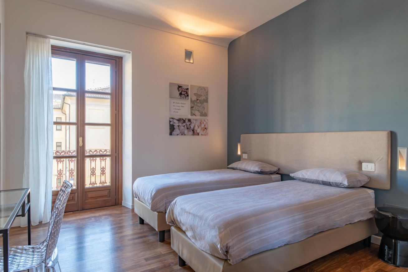 4 camere, una cassaforte in camera, una scrivania, ferro/asse da stiro