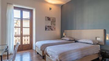 4 camere, una cassaforte in camera, una scrivania, ferro/asse da stiro