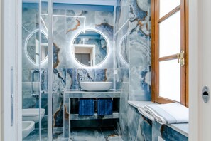 Shower, hair dryer, bidet, towels - Luxury For Groups & Families in city center (Torino)