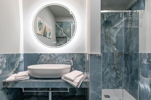 Doccia, asciugacapelli, bidet, asciugamani