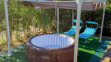 Villa, uitzicht op heuvels | Outdoor spabad