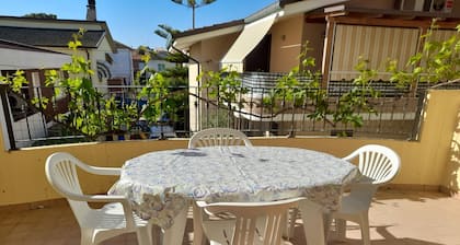 Four-room apartment with sea view 30 m from the beach