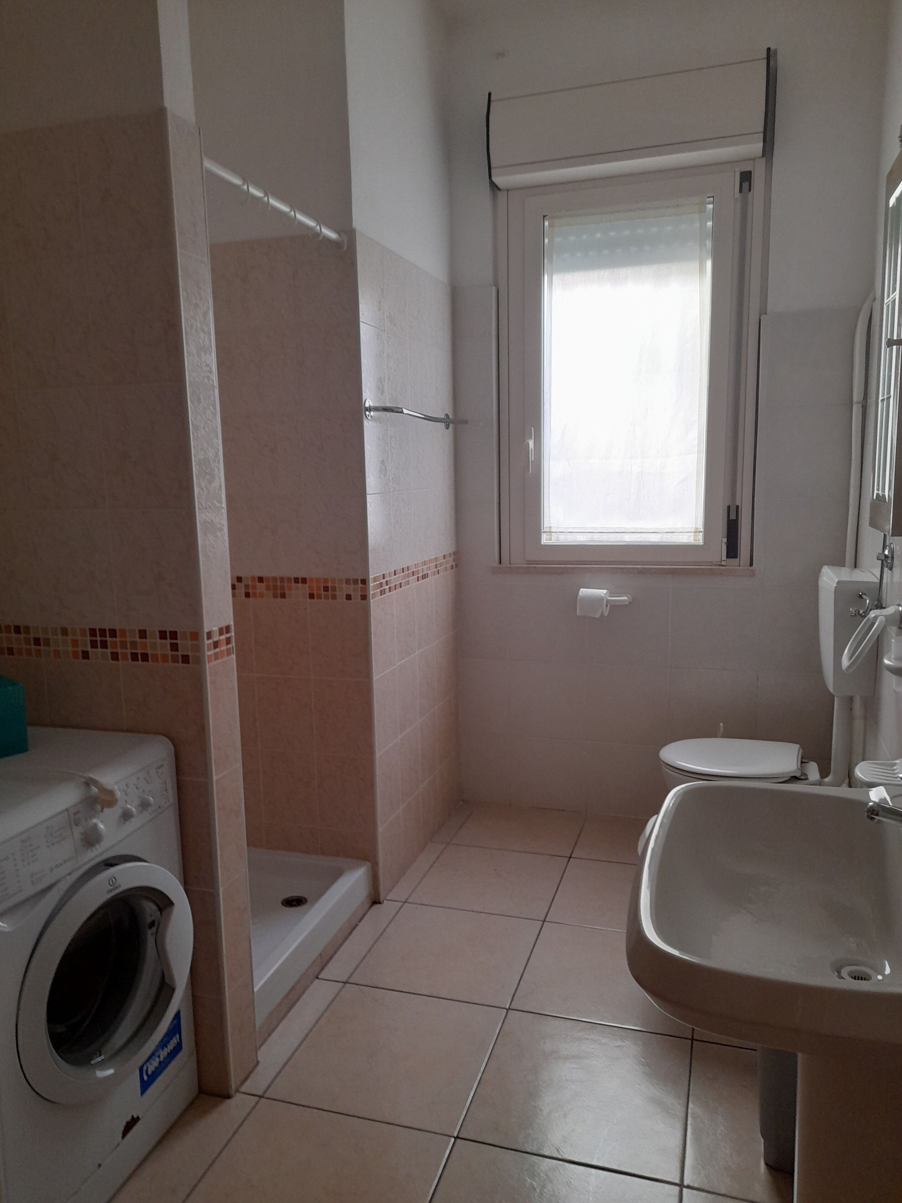 Douche, sèche-cheveux, bidet