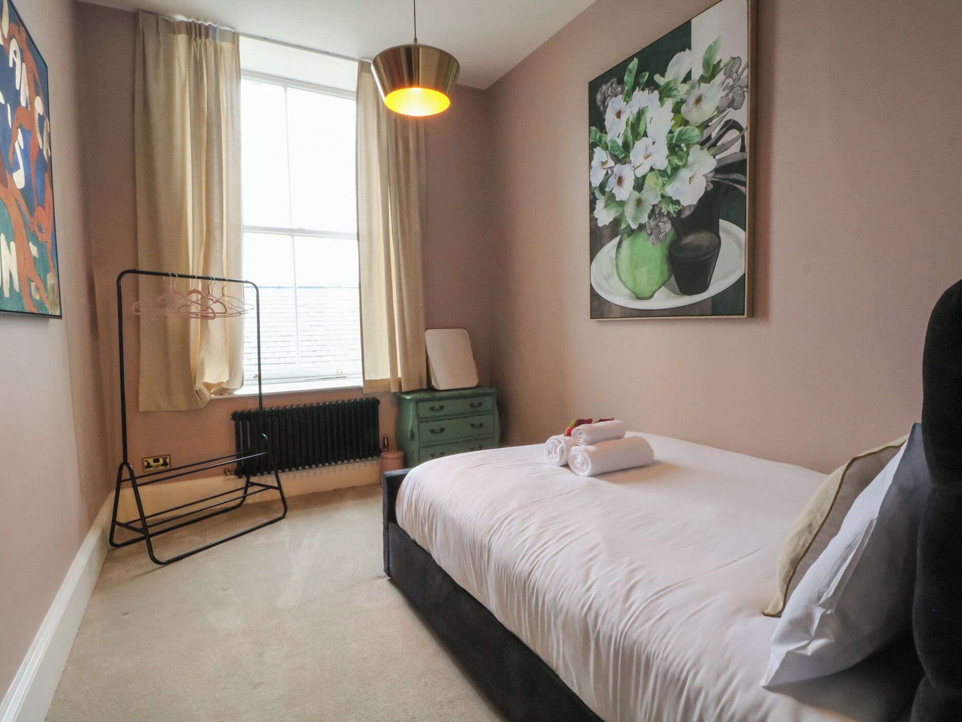 2 Schlafzimmer, individuell dekoriert, individuell eingerichtet