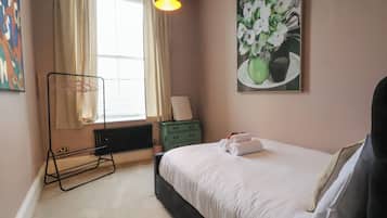 2 Schlafzimmer, individuell dekoriert, individuell eingerichtet