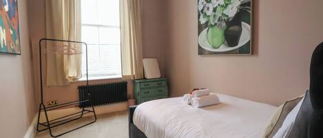 2 quartos, individualmente decorados, individualmente mobiliados