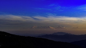 Eine Berglandschaft mit blauem Himmel.