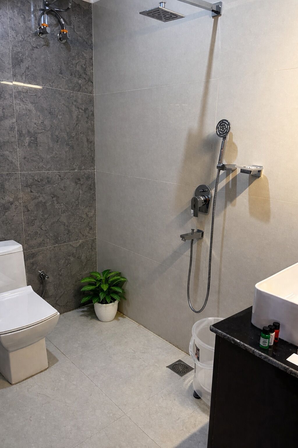 Chuveiro, toalhas de banho, sabonete, shampoo