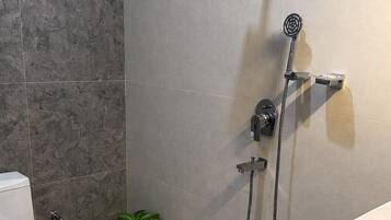 Chuveiro, toalhas de banho, sabonete, shampoo