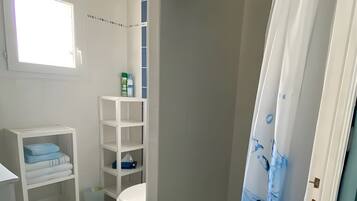 Een douche, handdoeken