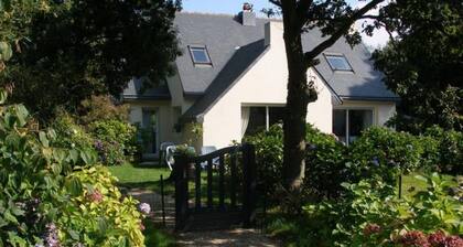 Bed and Breakfast 'Chambre D'hôtes - Armor' with Sea View, Shared Terrace and Wi-Fi