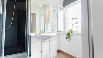 Basic Apartment | Bathroom | Shower, free toiletries, hair dryer, towels