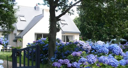 Bed and Breakfast 'Chambre D'hôtes - Les Camélias' with Shared Terrace, Private Garden and Wi-Fi