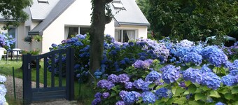 Bed and Breakfast 'Chambre D'hôtes - Les Hortensias' with Shared Terrace, Private Garden and Wi-Fi