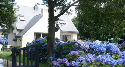 Bed and Breakfast 'Chambre D'hôtes - Les Hortensias' with Shared Terrace, Private Garden and Wi-Fi