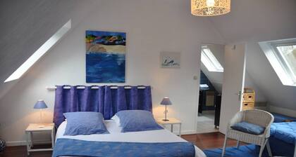 Bed and Breakfast 'Chambre D'hôtes - Suite Turquoise' with Shared Terrace, Private Garden and Wi-Fi