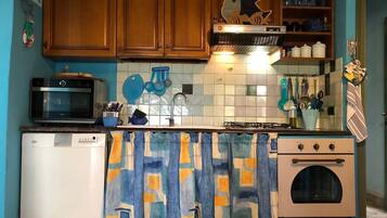 Frigorifero, microonde, forno, piano cottura