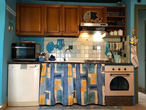 Frigorifero, microonde, forno, piano cottura