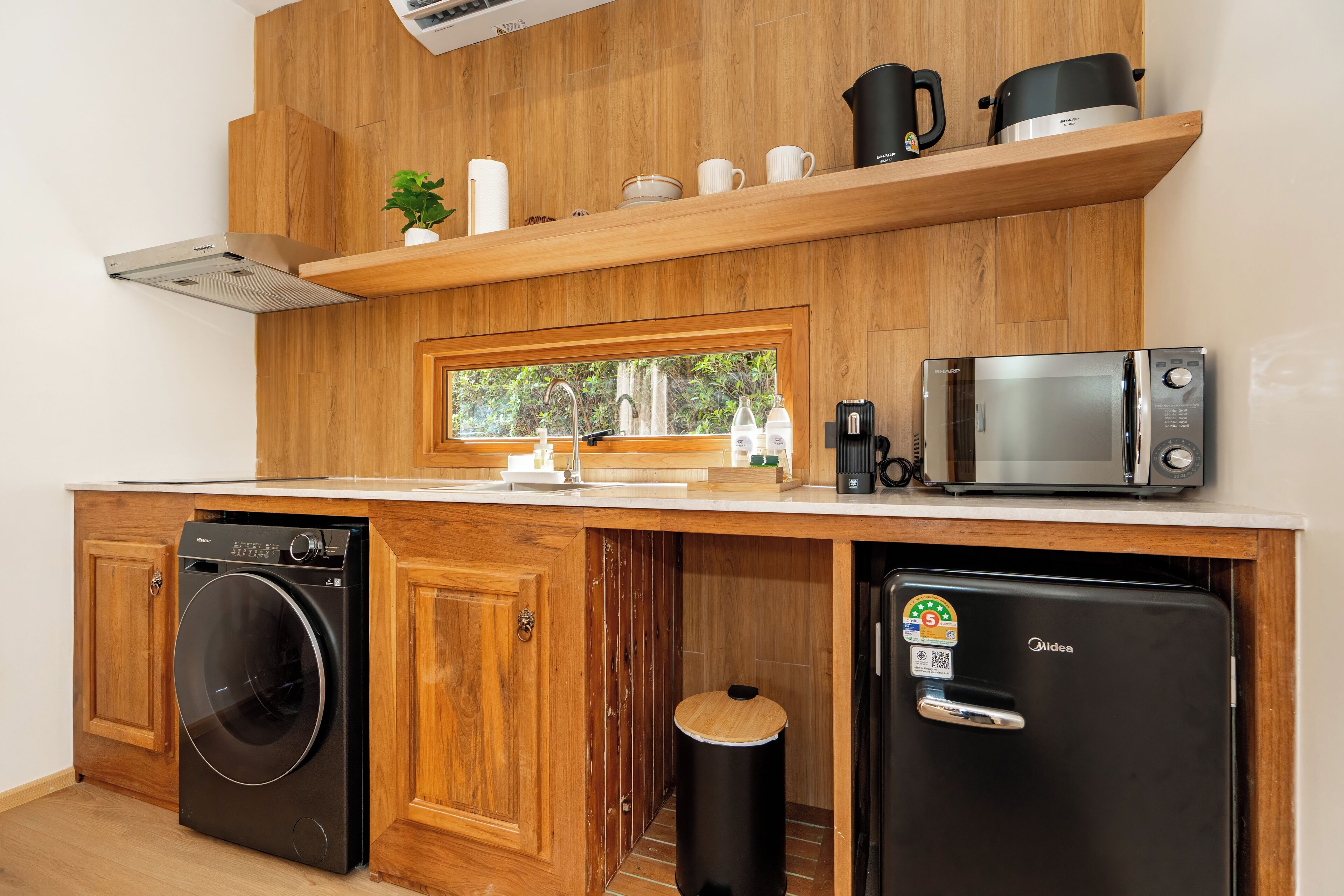 Refrigerador, microondas, cafetera/tetera, tetera/pava eléctrica