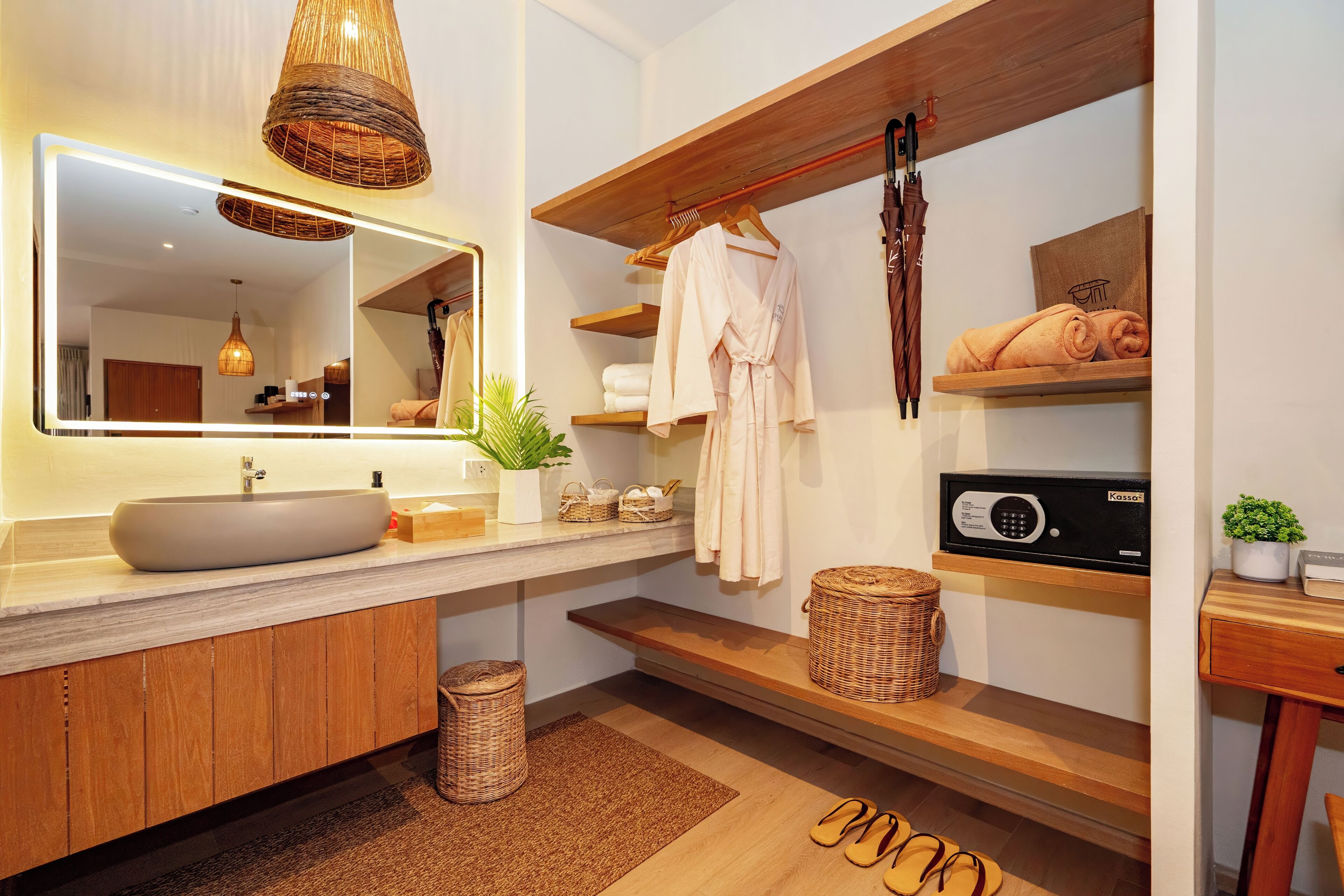 Un baño moderno con un espejo grande, estantes de madera, una radio y un lavabo.