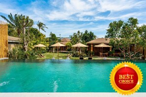 Outdoor pool, pool umbrellas, pool loungers - Chaykha Retreat (Chalong)