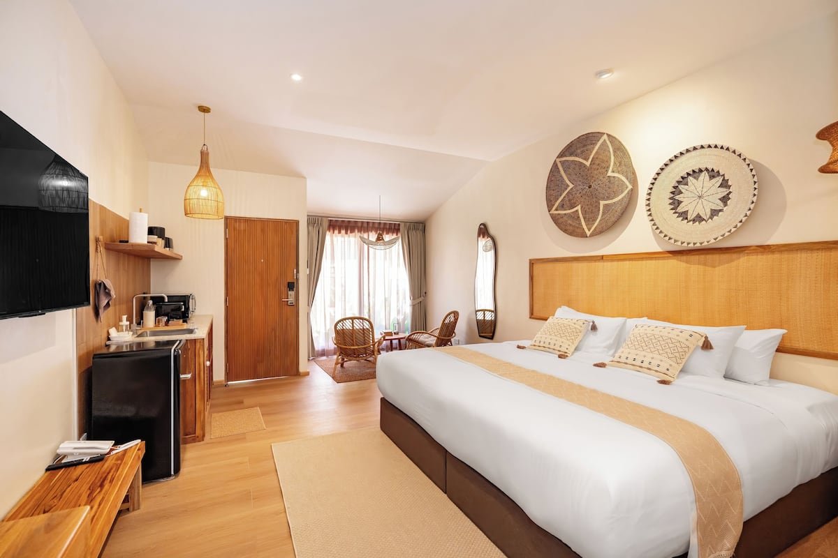 Deluxe Double or Twin Room, Garden View | In-room safe, desk, laptop workspace, iron/ironing board