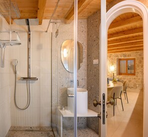 Dusche, Haartrockner, Handtücher, Seife