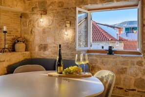 Dining - Stunning 3-bedroom heritage stone house, 70 meters from the beach. (Kaštel Stari)