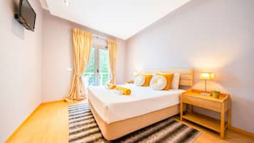 3 bedrooms, iron/ironing board, free WiFi, bed sheets