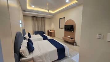 Habitación familiar con 2 camas individuales, vistas al jardín | Tabla de planchar con plancha y wifi gratis