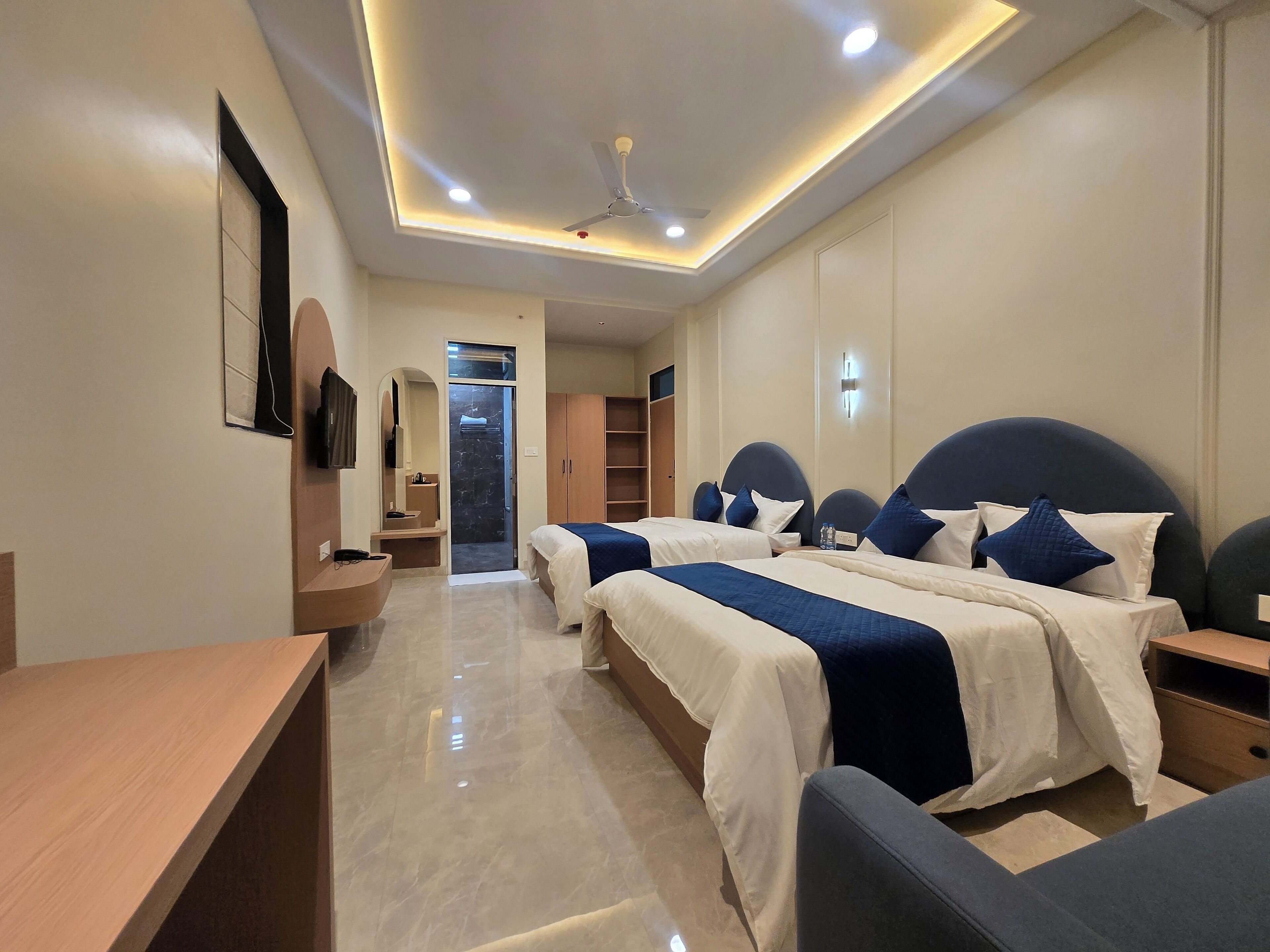 Kahden hengen perhehuone (kaksi sänkyä), näköala puutarhaan | Silitysrauta/-lauta, ilmainen Wi-Fi