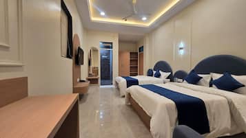 Habitación familiar con 2 camas individuales, vistas al jardín | Tabla de planchar con plancha y wifi gratis